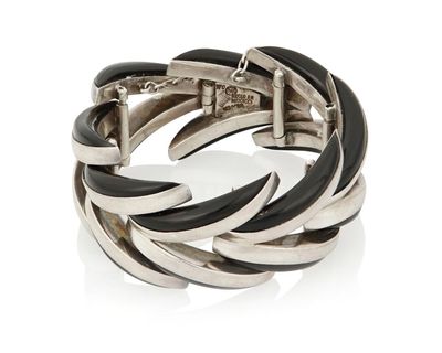 Chevron Link Bracelet with Onyx - Photo 1