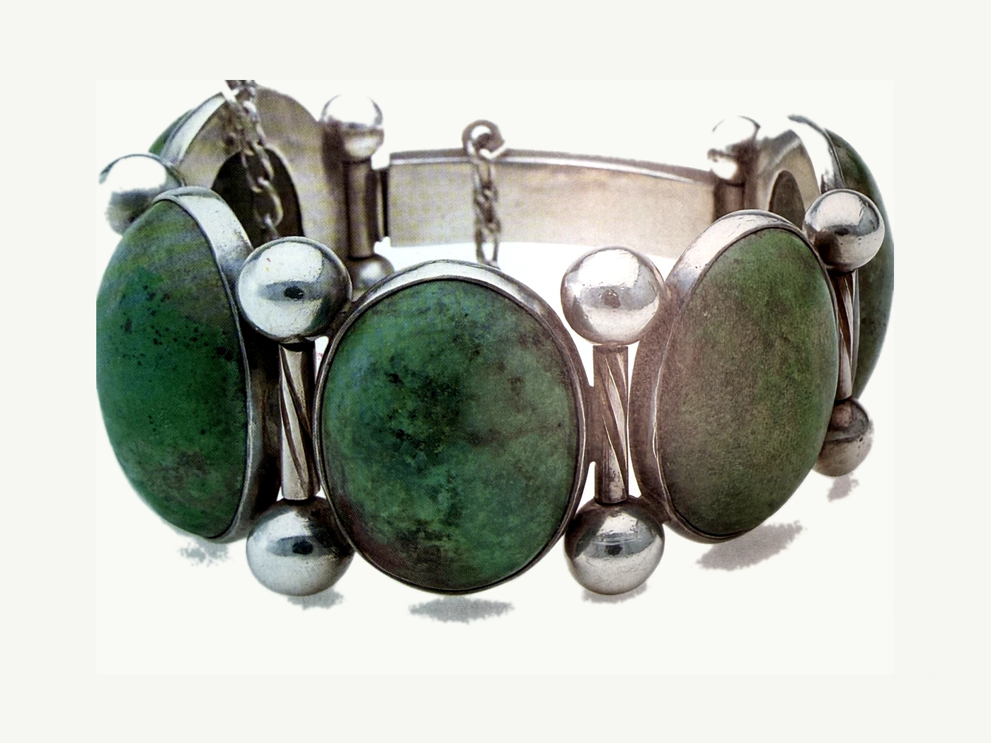 Bracelet with malachite cabochons, roped links, and silver beads - Photo 1