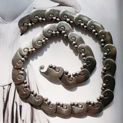 Narrow scrolled wave-and-ball necklace - Photo 1