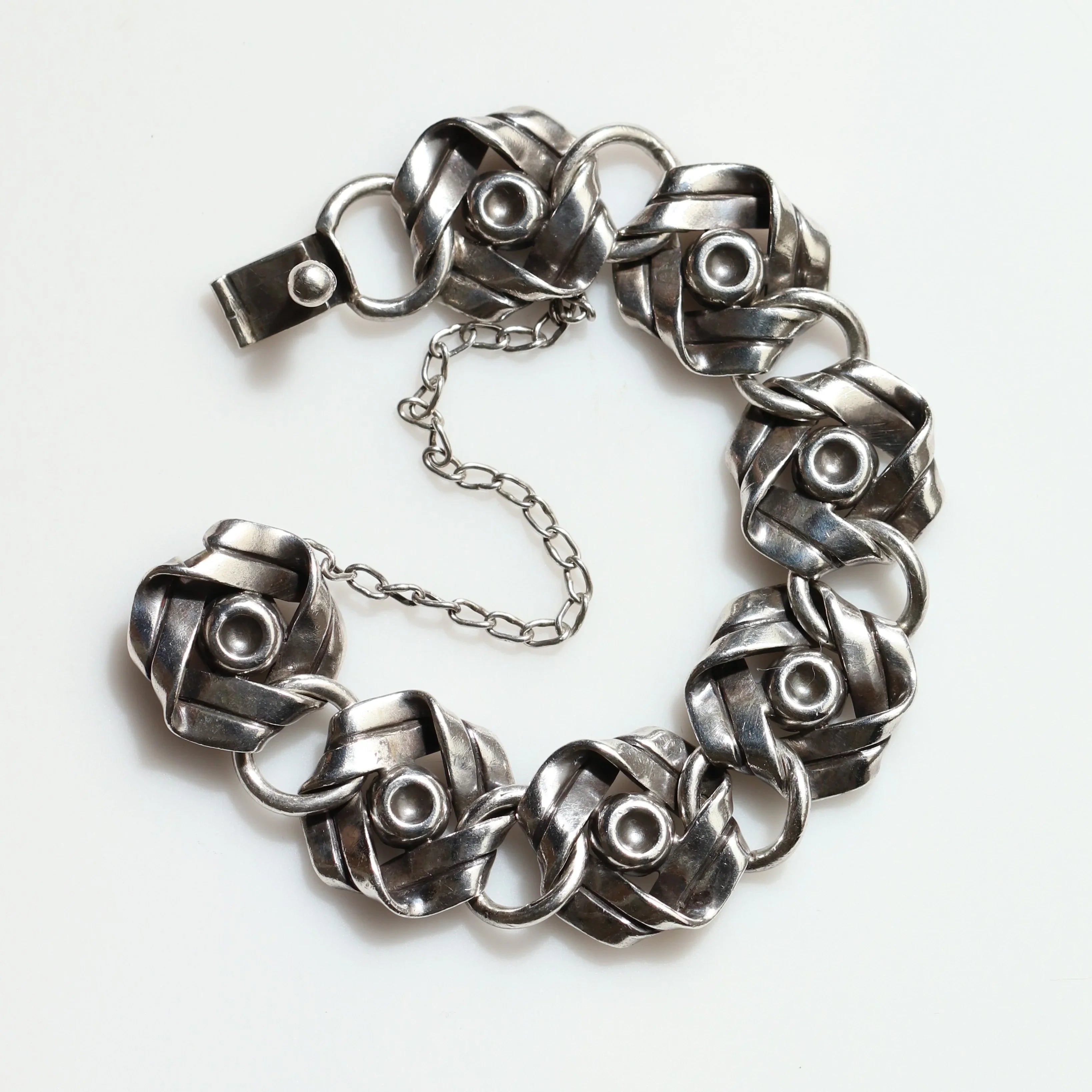 Twisted-ribbon link necklace - Photo 1