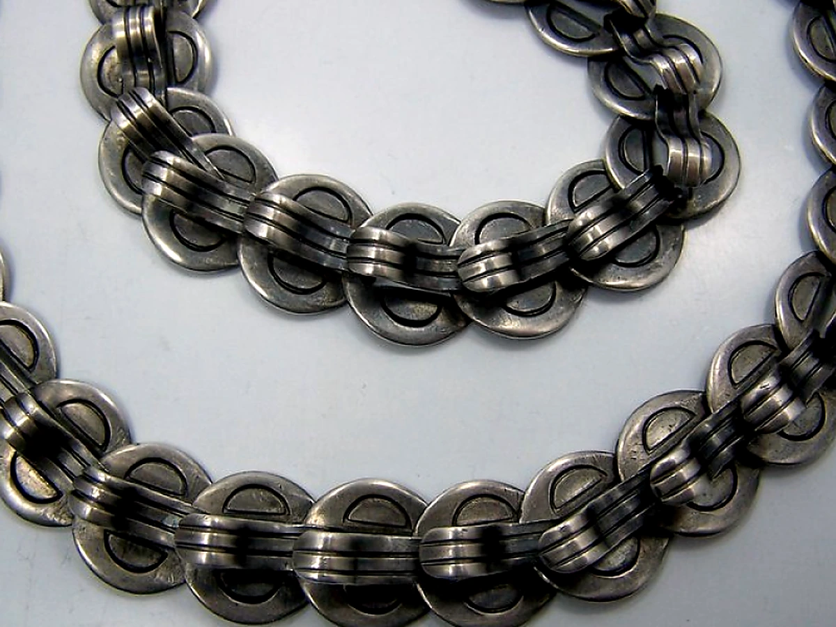 Incised clipped-“coin” link necklace