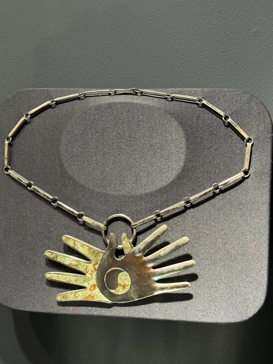 Collar manos (hands necklace)