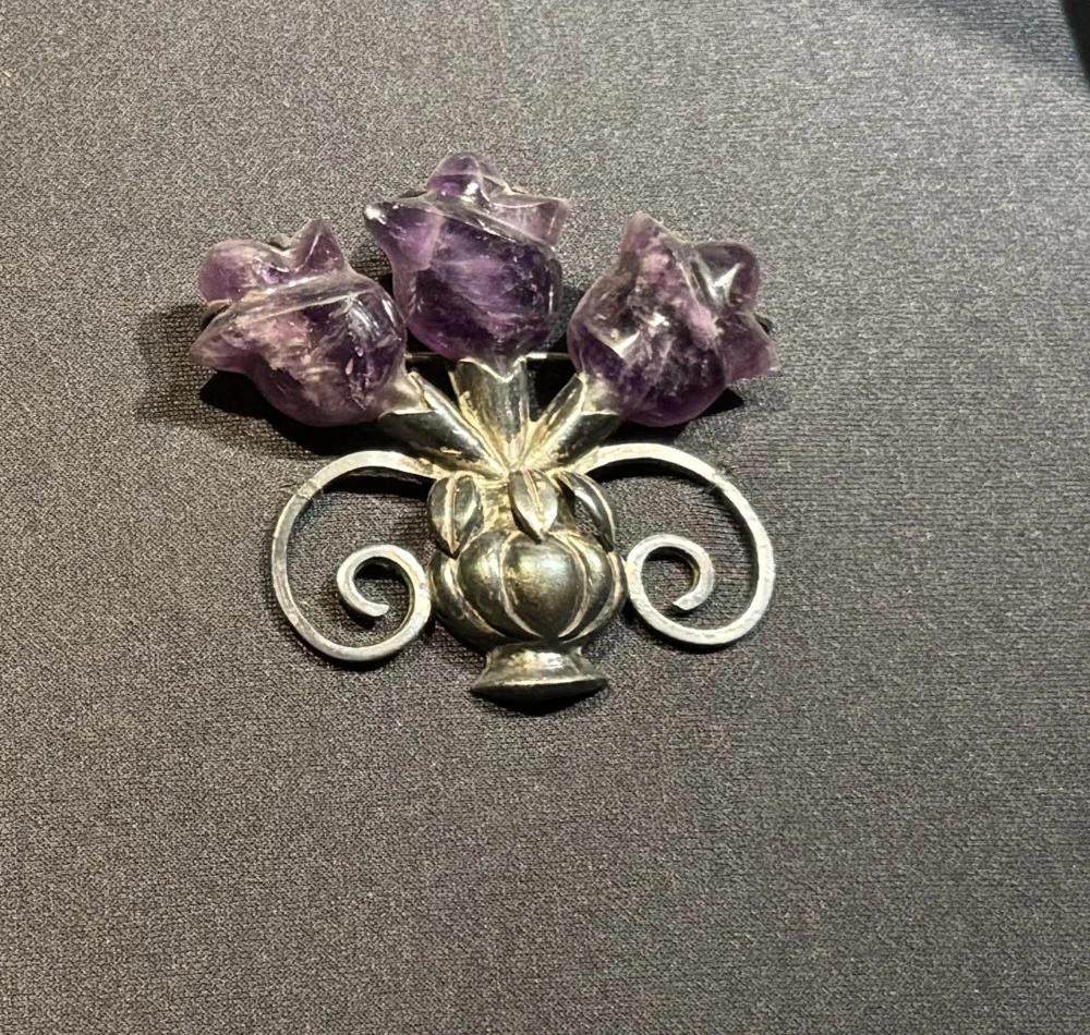 Broche florero (flower-vase brooch)