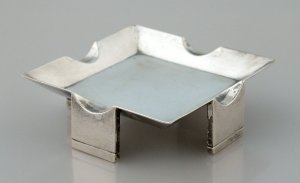Four Legs on This Small Silver Ashtray Each Have an Incised - Photo 1