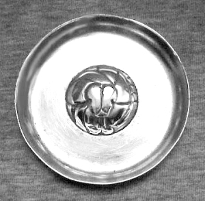 Ashtray with a Raised Serpent Image in the Center - Photo 1