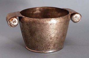 Small Tin Bowl with Handles Imprinted with a Star - Photo 1