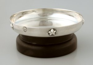 Bowl with 5 Stars Applied Around Outside - Photo 1