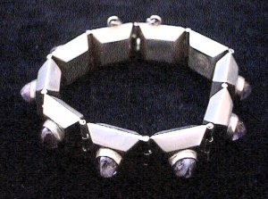 Bracelet with Silver Links of Faceted Hollow Squares Each - Photo 1