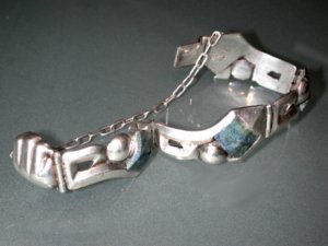 Azur Malachite and Silver Arrow Links Bracelet with Fist - Photo 1