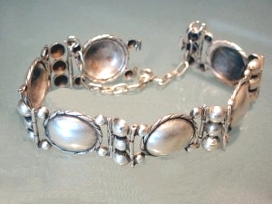 Bracelet of Six Round Rope Edged Links Separated by Three - Photo 1