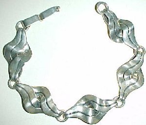 Bracelet of Flattened Twisted Links Separated by Silver - Photo 1