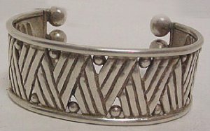 Handsome Cuff Bracelet Made Up of Bands of Three Wires - Photo 1