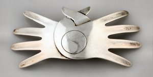 Buckle Depicting Two Open Hands with the Thumbs Entwined - Photo 1