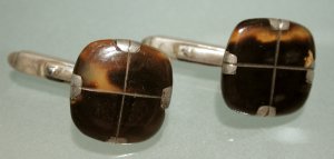 Cuff Links of Scored Tortoise Shell Mounted on Silver - Photo 1