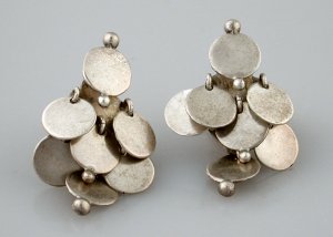 Disc Earrings - Photo 1