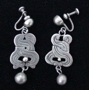 Earrings of Scrolled Bands with Incised Lines - Photo 1