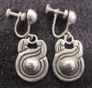 Earrings of a Scrolled Band with Incised Lines - Photo 1