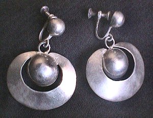Earrings of a Silver Ball Framed by a Lower Circular Wide - Photo 1