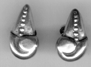 Earrings of the Side View of a Conch or Snail - Photo 1