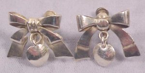 Earrings of a Bow with a Dangling Heart - Photo 1