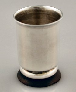 Small Silver Liqueur Cup with a Rosewood Base - Photo 1