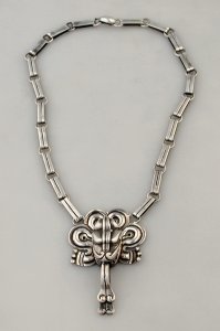 Necklace Depicting the Face of a Pre-Columbian Serpent - Photo 1