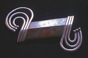Azur Malachite Bar Pin with Silver Wire Scrolls at One Side - Photo 1