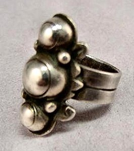Ring with Three Vertical Balls Marked with Incised Circles - Photo 1
