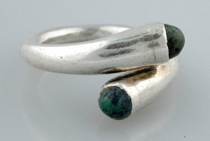 Crossover Ring of Silver with Mexican Turquoise Stones - Photo 1